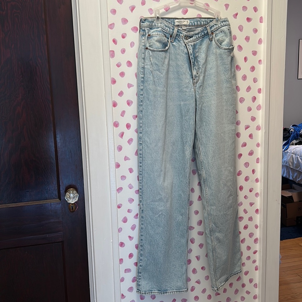 Abercrombie & Fitch Curve Love High Rise 90s Relaxed Jean Size 30/10L in Light